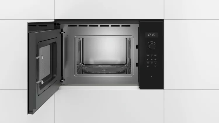 Микроволновая печь черная BFL524MB0